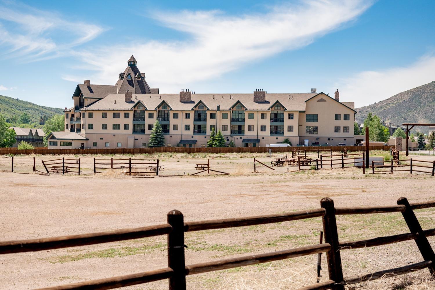 Mountain Views Galore - Avon Condo - Walk To Town Exterior photo